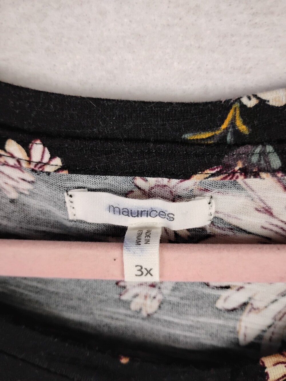 Maurices Short Sleeve blouse Black with Cream Daisy Print Size 3X - Picture 5 of 5